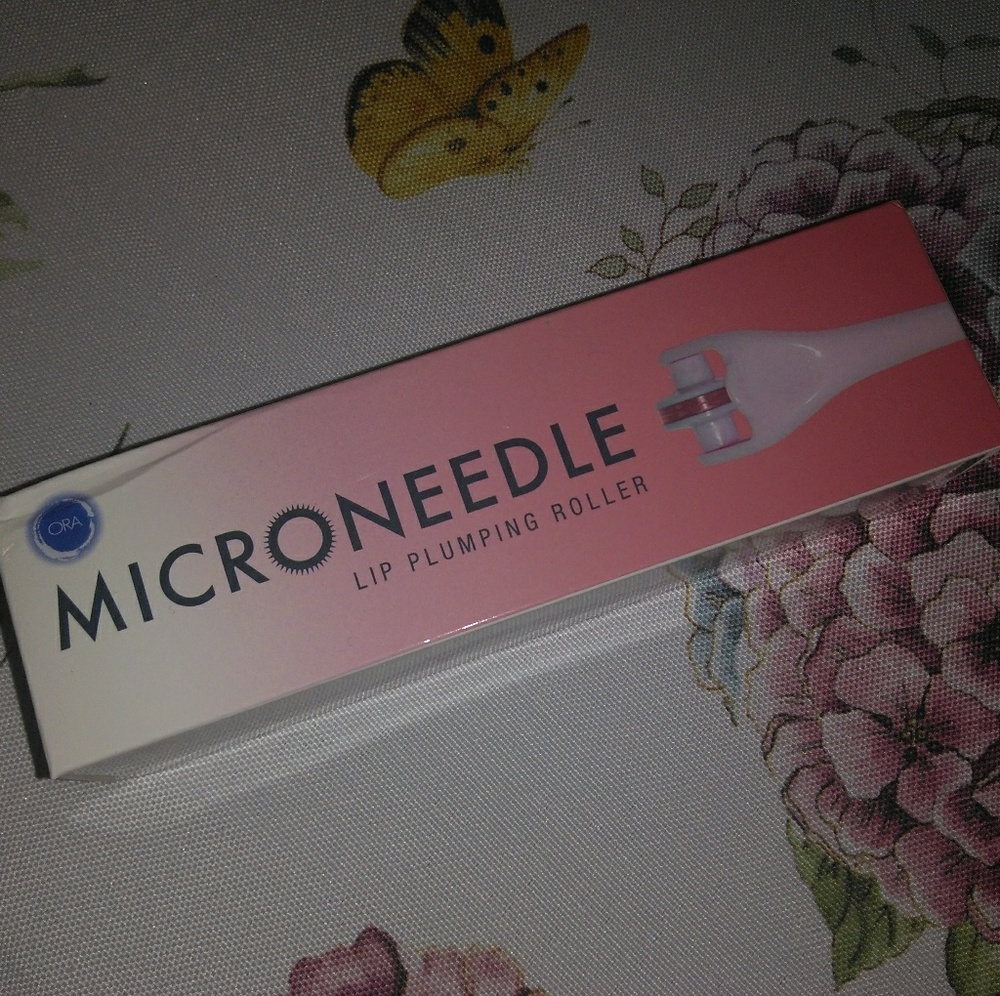 BNIB Ora Microneedle Lip Plumping Lip Roller